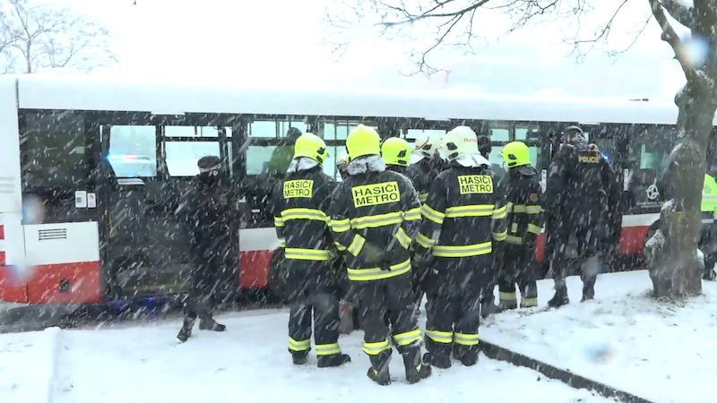 V Praze se srazily dva autobusy, sedm zraněných